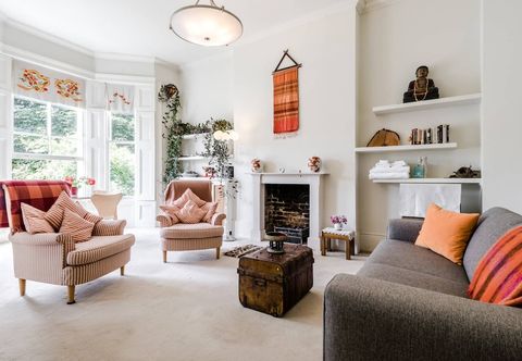 Others Entire Home: Chic & Cheery 1bed in Shepherd's Bush