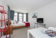 Others 7 Colourful Bright Studio, Queens Resid, Pool & Gym!
