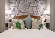 อื่นๆ 3 Charming 1BR Flat w/ Patio in the Heart of Pimlico