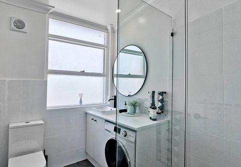 Others 2 Bedroom Apt With Balcony & Air Con in Plympton