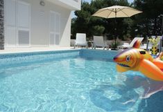 Others 3 Chic Apartment in Primosten With Pool