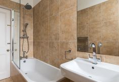 其他 7 Sleek and Modern 2BR Home Near City Centre