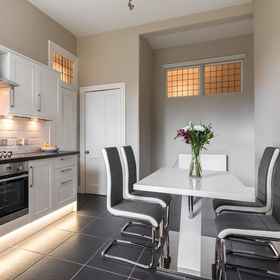 Sleek and Modern 2BR Home Near City Centre 1, Hotel Edinburgh Butterfly & Insect World