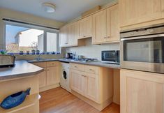 Others 4 Modish Holiday Home in Swanage With Garden
