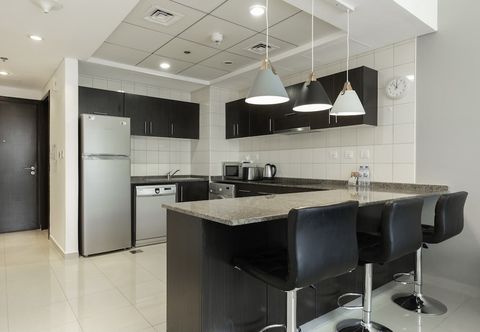 Others Sunny Apartment in Marina With a View Ideal Location