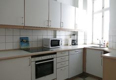 Others 6 Apartment close to the queen 783-1
