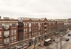 Others 4 1 BR Uptown Apt close to shopping by Frontdesk
