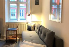 Others 2 1 bedroom apt close to the queen 200-1