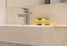 Others 2 Beautiful 2BR Home in West Kensington, 6 Guests