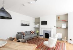 Others 7 Beautiful 2BR Home in West Kensington, 6 Guests