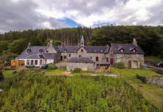 Others 4 Braemore Square Country House