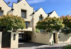 Others 4 Simple Accommodation, Great Location