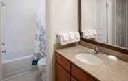 Toilet Kamar 6 Residence Inn By Marriott Binghamton University