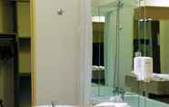 In-room Bathroom 5 Comfort Hotel Toulouse Sud