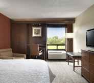 Bedroom 4 Hampton Inn Cincinnati/Kings Island