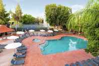 Swimming Pool Embassy Suites by Hilton Scottsdale Resort