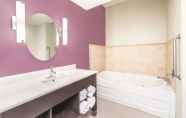 Toilet Kamar 6 La Quinta Inn & Suites by Wyndham Loudon