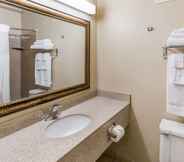 Phòng tắm bên trong 3 Quality Inn & Suites Downtown