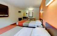 Bedroom 5 Motel 6 Kansas City, MO