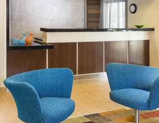 Lobi 2 Fairfield Inn & Suites Holland