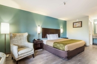 Bedroom Econo Lodge Inn & Suites