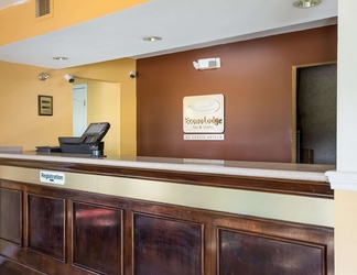 Lobi 2 Econo Lodge Inn & Suites