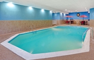 Swimming Pool 3 La Quinta Inn & Suites by Wyndham Salisbury