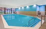 Swimming Pool 2 La Quinta Inn & Suites by Wyndham Salisbury