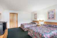 Bedroom Travelodge by Wyndham Lake George NY