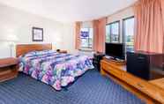 Bedroom 5 Knights Inn Mackinaw City