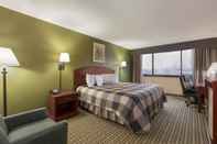 ห้องนอน Ramada by Wyndham Rochelle Park Near Paramus