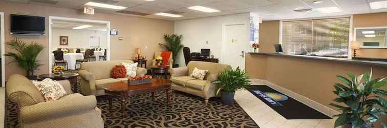 Lobby Days Inn by Wyndham Alexandria