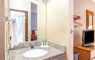 In-room Bathroom 6 Super 8 by Wyndham Mahwah