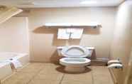 Toilet Kamar 4 Best Western Hazlet Inn