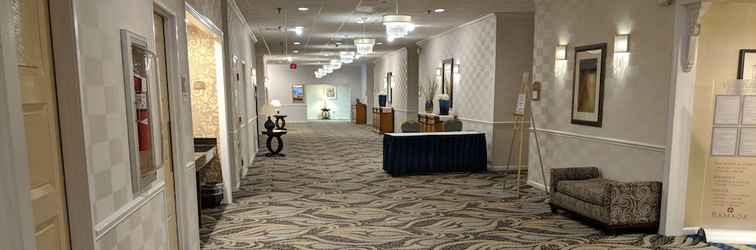Lobby Ramada Hotel & Conference Center by Wyndham Greensburg