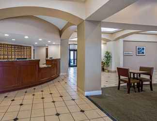 Lobby 2 La Quinta Inn & Suites by Wyndham New Haven