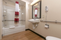 In-room Bathroom Red Roof Inn PLUS+ Washington DC - Rockville