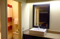 In-room Bathroom Red Roof Inn PLUS+ Baltimore North - Timonium