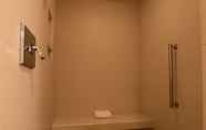 Toilet Kamar 7 Hotel Roanoke & Conference Ctr, Curio Collection by Hilton 