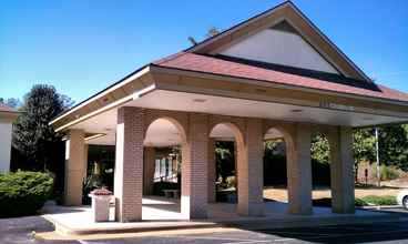 Bên ngoài 4 Days Inn & Conf Center by Wyndham Southern Pines Pinehurst