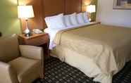 Bedroom 5 Days Inn & Conf Center by Wyndham Southern Pines Pinehurst