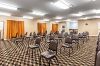 Functional Hall Quality Inn & Suites