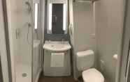 In-room Bathroom 3 ibis Caen Porte d'Angleterre