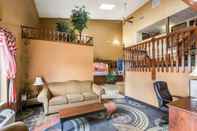 Lobi Econo Lodge Inn & Suites