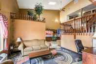 Lobi Econo Lodge Inn & Suites