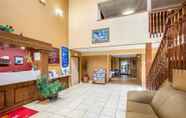 Lobi 5 Econo Lodge Inn & Suites