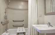 In-room Bathroom 3 DoubleTree by Hilton Philadelphia Center City