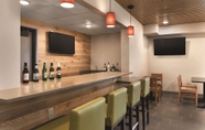 Bar, Cafe and Lounge 6 Country Inn & Suites by Radisson, La Crosse, WI