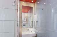 In-room Bathroom Libertel Gare Du Nord Suede
