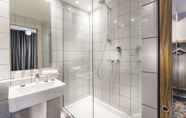 In-room Bathroom 7 Libertel Gare Du Nord Suede